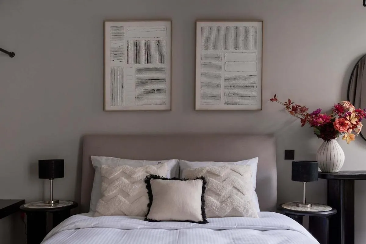 Appartamento Stylish Suite With Private Patio, Perfect For 4 Anversa