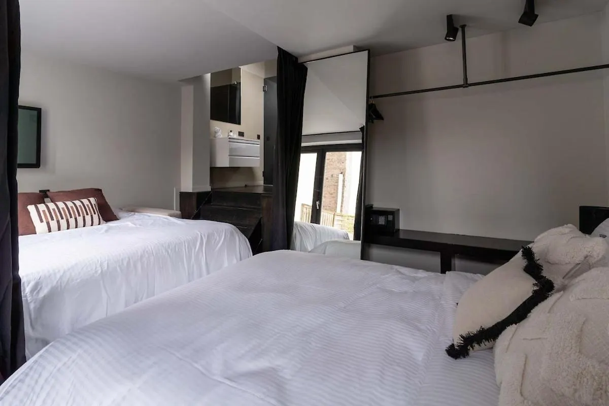 Stylish Suite With Private Patio, Perfect For 4 Anversa Belgio