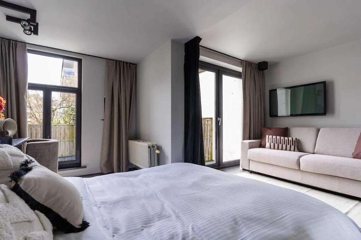 Stylish Suite With Private Patio, Perfect For 4 Anversa