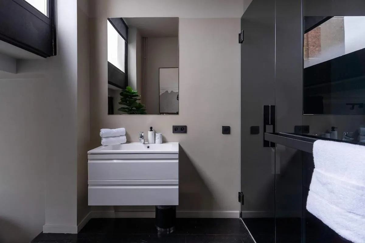 Stylish Suite With Private Patio, Perfect For 4 Antwerp 0*,