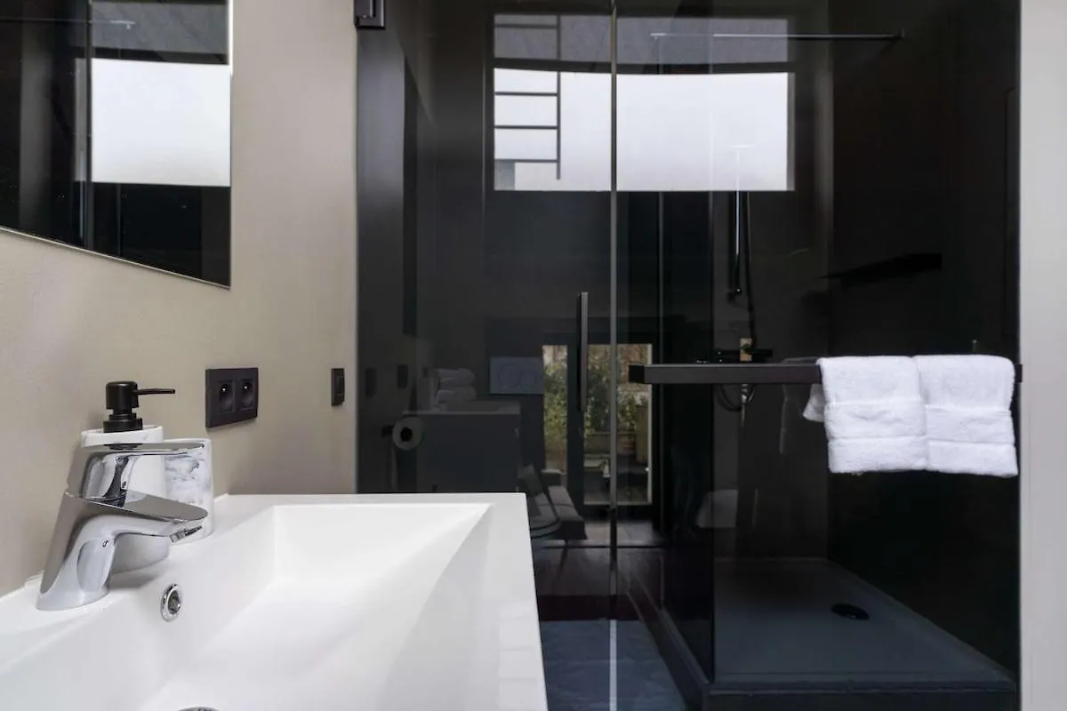Apartment Stylish Suite With Private Patio, Perfect For 4 Antwerp