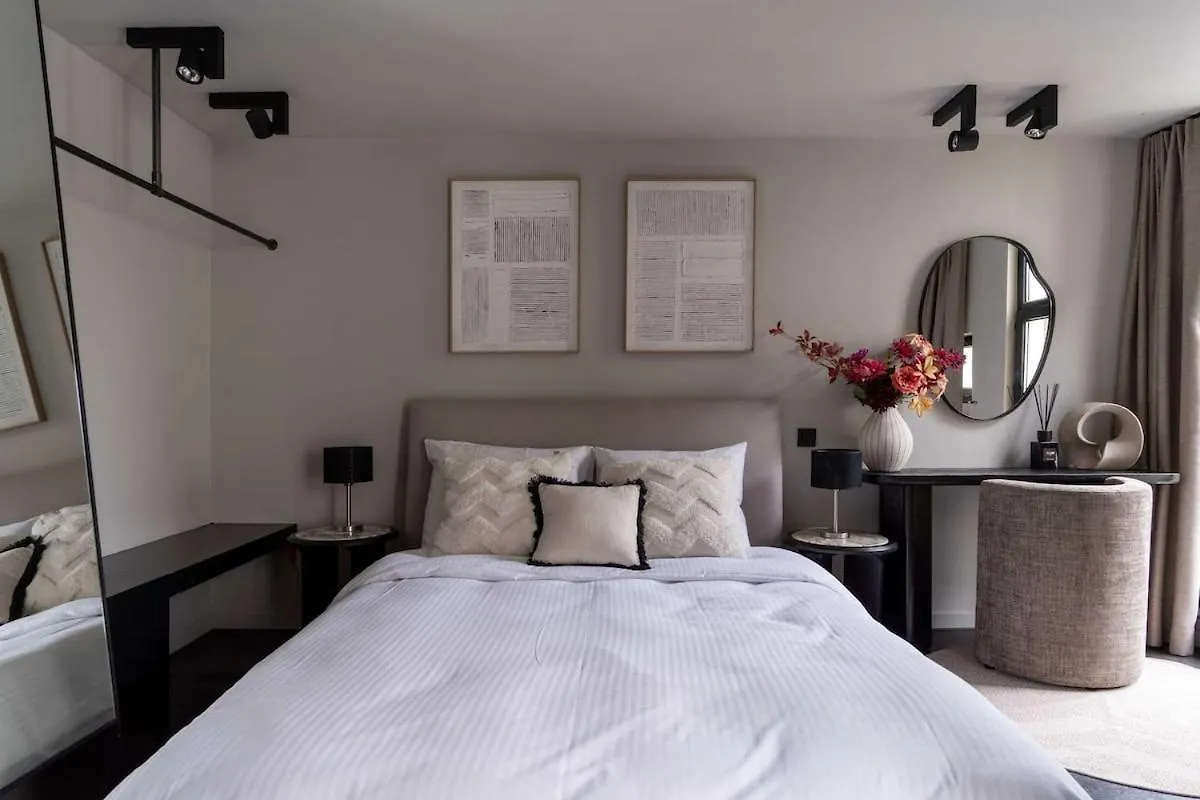 Stylish Suite With Private Patio, Perfect For 4 Antwerp