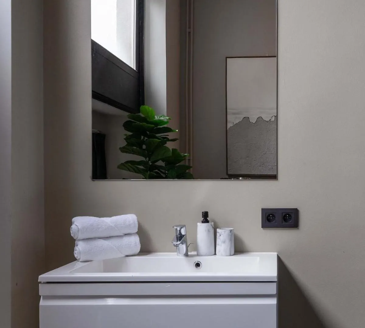 Stylish Suite With Private Patio, Perfect For 4 Antwerp Apartment